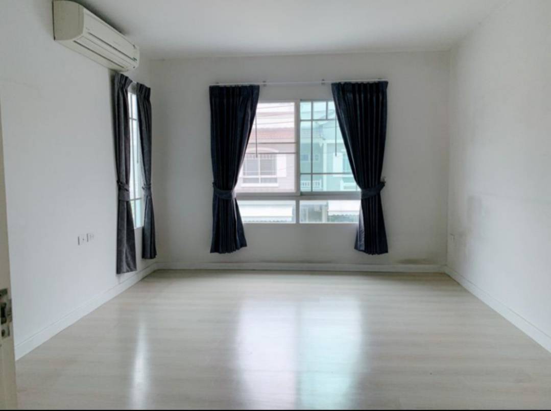 ขายบ้าน - ขายด่วนบ้านทาวโฮม 2 ชั้น 18 ตรว. 2 นอน 3น้ำ 1ห้องรับแขก 1ครัว ต่อเติมแล้วด้านหลัง หน้าโครงการ เข้ามาถึงซอยแรกเลย ไม่ต้องเดินให้ไกล พร้อมแอร์ 3 ตัว หน้