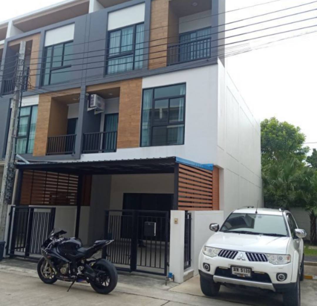 ขายทาวน์เฮาส์ - ขายทาวน์โฮม 3 ชั้นโครงการทริโอ ร่มเกล้า ลาดกระบัง