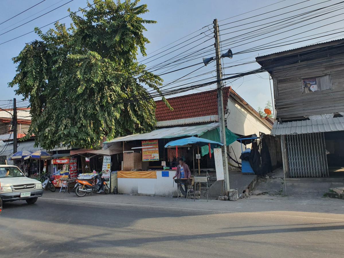 ขายอาคารพาณิชย์ / สำนักงาน - ขายห้องแถว1ชั้น2ห้อง บ้าน1หลังบนถนนอรรฆนาค ใกล้โรงงิ้ว อนุสาวรีย์พระยาชัยสุนทรตลาดเมืองเก่าและโรงพยาบาลกาฬสินธุ์ ทั้งหมด3ชิ้นรวมกันเพียง2.4ล้านบาทเท่า