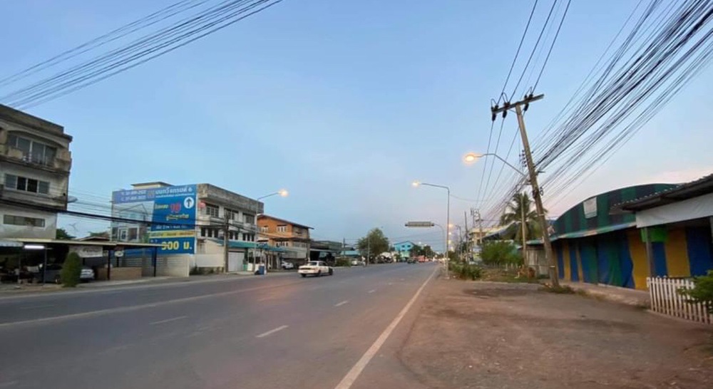 ขายที่ดิน - ขายบ้านพร้อมที่ดินขนาด 400 ตารางวา ติดถนนใหญ่ 4 เลน พร้อมมีผู้เช่ารายเดือนซอยสันติสุข 4