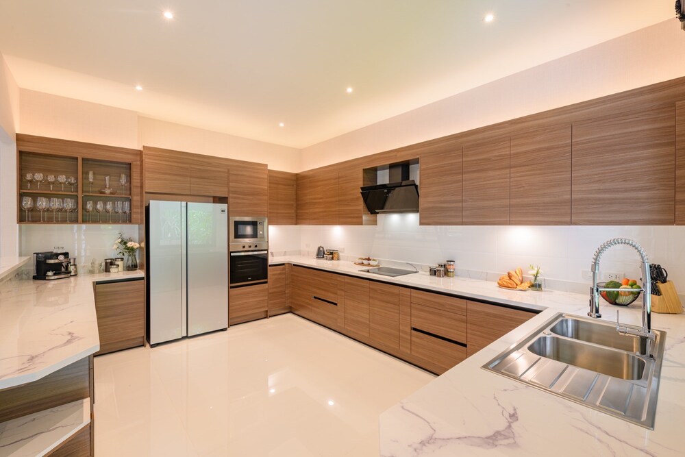 ขายบ้าน - ลักชัวรี่พลูวิลล่า บ้านไทยสไตล์ Contemporary เกิดจากแรงบันดาลใจของนักออกแบบ ที่ต้องการทำบ้านให้มีความโดดเด่นทั้งภายในและภายนอกของบ้าน โครงการบ้าน