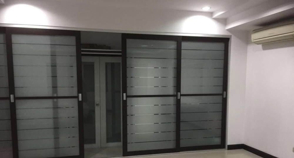 ขายอาคารพาณิชย์ / สำนักงาน - ขายออฟฟิศโซนเหม่งจ๋ายค่ะ อยู่ในโครงการ Regent ถนนกว้าง จอดรถได้เยอะ มีรปภ24ชม เป็นอาคาร4ชั้น ชั้น1-3 เป็นออฟฟิ