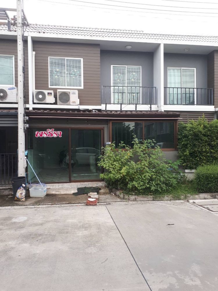 ขายทาวน์เฮาส์ - ขายทาวน์โฮมสไตล์โมเดิร์น เนื้อที่ 17.5 ตร.ว. หมู่บ้านเดอะคัลเลอร์ส (อารียา) รังสิตคลอง4 สภาพนางฟ้า