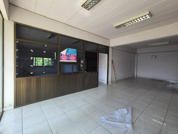 ขายที่ดิน - ขายที่ดินพร้อมโกดังติดถนน เหมาะทำเป็นคลังสินค้าหรือทำธุรกิจได้หลายอย่าง ทำเลดี อ.สามพราน จ.นครปฐม