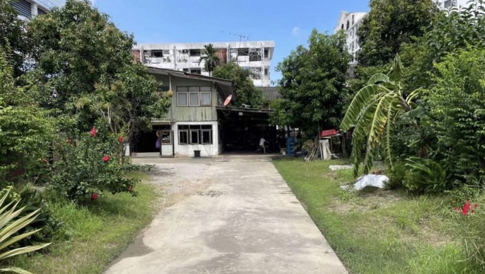 ขายบ้าน - ขายที่ดิน 1 ไร่ 323 ตรว พิกัด โชคชัย 4 ซอย 18 ขาย 120 ล้าน ที่ดิน พร้อมสิ่งปลูกสร้าง จำนวน 6 หลัง พร้อมห้องเช่า