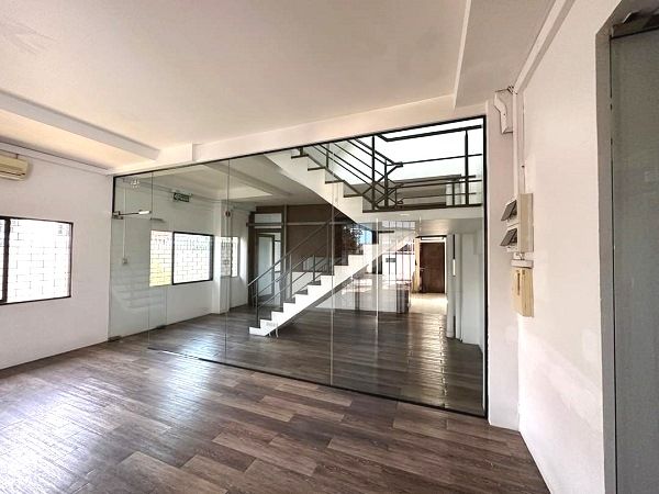 ให้เช่าโรงงาน / โกดัง - ให้เช่าอาคารสำนักงานให้เช่า พร้อมโกดัง ซอยสุขุมวิท 101 ใกล้ BTS ปุณณวิถีจอดรถ 12-14 คัน เนื้อที่ 2-2-0 ไร่ พึ่ง renovate ใหม่ ภายในใหม่ พร้อมใช้งาน