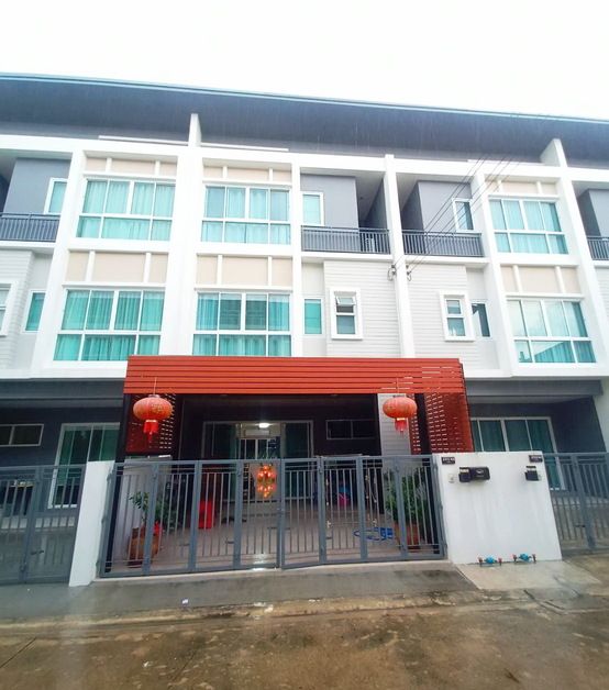 ขายทาวน์เฮาส์ - ขายถูกมาก ทาวน์โฮม 3 ชั้น หมู่บ้านอัครา ถนนราษฏร์พัฒนา(ซอยมีสทีน)