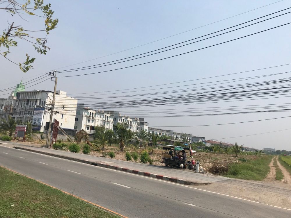 ขายที่ดิน - ขายที่ดินแปลงสวยติดถนนหทัยราษฎร์ เนื้อที่ประมาณ 27 ไร่ ถมแล้วเกือบเต็มพื้นที่ ผังเมืองสีเหลือง ย.3