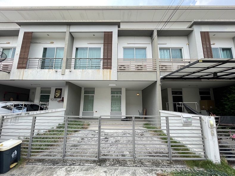 ขายทาวน์เฮาส์ - ขายทาวน์โฮม หมู่บ้านฮาบิทาวน์ วัชรพล สูง 2 ชั้น 3 ห้องนอน 2 ห้องน้ำ ขนาด 22 ตร.วา ต่อเติมครัวและติดแอร์ทุกห้อง ใกล้ตลาดถนอมมิตร