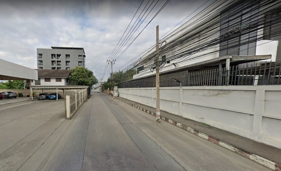 ขายที่ดิน - ขายที่ดินพร้อมสิ่งปลูกสร้าง ตรงข้ามศูนย์การค้า พาราไดซ์พาร์ค !