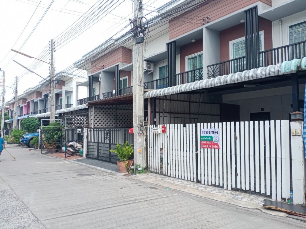 ขายทาวน์เฮาส์ - ขายทาวน์เฮาส์2 ชั้น หน้าม.ปาร์ควิลเลจ ติดถนนหลักเครือสหพัฒน์ ใกล้แหล่งชุมชน เดินทางง่าย
