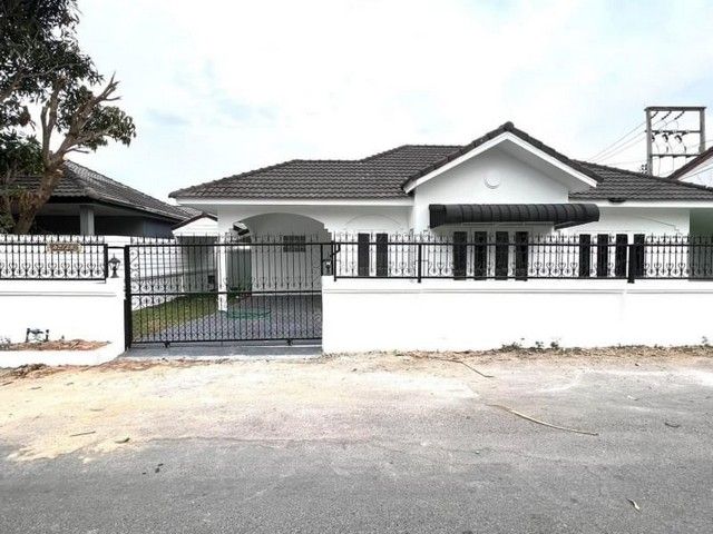 ขายบ้าน - บ้านเดี่ยวชั้นเดียวพร้อมเฟอร์นิเจอร์ หมู่บ้านฉัตรแก้ว เฟส1 ซอยเนินพลับหวาน เมืองพัทยา บางละมุง ชลบุรี