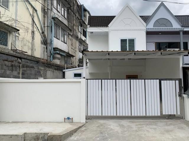 ขายทาวน์เฮาส์ - ขายทาวน์เฮาส์ 2 ชั้น หลังมุม ติดถนนกรุงเทพกรีฑา ใกล้หมู่บ้านนักกีฬา บ้านมินิมอล สไตล์มูจิ รีโนเวทวางระบบใหม่ทั้งหลัง