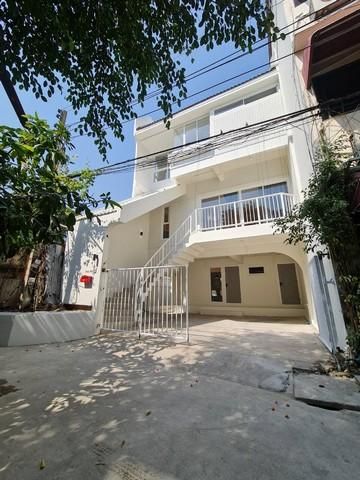 ขายทาวน์เฮาส์ - ขายทาวน์โฮม 3 ชั้นหลังมุม 4 นอน สุขุมวิท71 ปรีดี42 คลองตันนิเวศน์ รีโนเวทใหม่แนว SCANDINAVIA เห็นวิวสวนต้นไม้ 3 ด้าน (ขายพร้อมผู้เช่า)