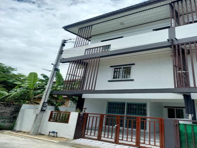 ขายทาวน์เฮาส์ - ขาย ทาวโฮม 3 ชั้น 2 ห้องนอน 2 ห้องน้ำ ห้องโถง เนื้อที่ 18 ต.ร.วอยู่ใกล้ ที่ว่าการอำเภอนครชัยศรี