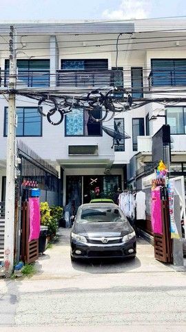 ขายทาวน์เฮาส์ - ทาวน์เฮ้าส์ 3 ชั้น ถ.เฉลิมพระเกียรติ ร.9 ซ. 48 : 21 ตร.ว. 170 ตร.ม., 3 นอน / 3 น้ำ