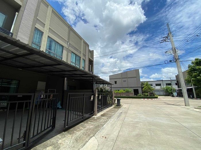 ขายทาวน์เฮาส์ - ขายถูกที่สุด 2.99 ล้าน ทาวน์โฮม 2 ชั้น 17.7 ตร.ว ม. เวิร์ฟ เพชรเกษม 81 โมเดิร์น สไตล์ลอฟต์ สวย ต่อเติมครบ สภาพดี