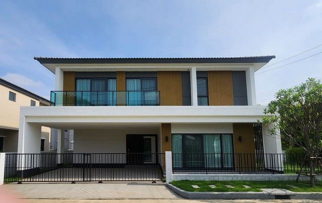 ขายบ้าน - ขายบ้านเดี่ยว 2 ชั้นหลังมุม 64 ตรว. 4 ห้องนอน โครงการเซนโทร CENTRO อ่อนนุช-สุวรรณภูมิ ใหญ่สุดของโครงการ ตกแต่งครบพร้อมอยู่