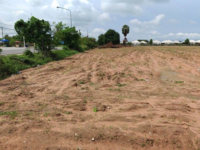 ขายที่ดิน - ขายด่วน ที่ดินสวยติดถนนลงหาดพลาบ้านฉาง ต.พลา อ.บ้านฉาง จ.ระยอง เนื้อที่ 24.3.52 ไร่