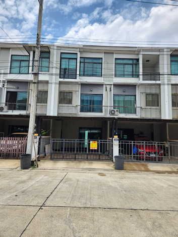 ขายบ้าน - ขายทาวน์โฮม 3 ชั้น หมู่บ้านเดอะเมโทรเพอร์เพคเพลส เขตประเวศ กรุงเทพมหานคร