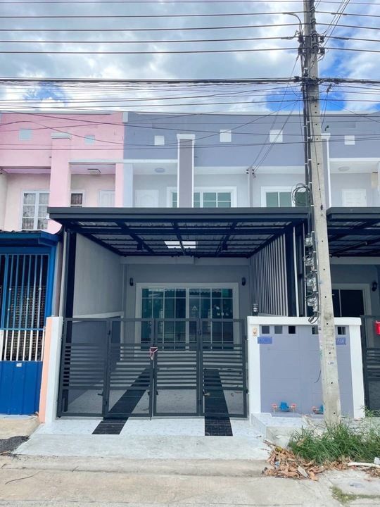 ขายทาวน์เฮาส์ - ทาวน์เฮาส์รีโนเวทตกแต่งใหม่พร้อมเข้าอยู่ หมู่บ้านร่มเงาไม้ ถนนวัดลาดปลาดุก บางบัวทอง นนทบุรี