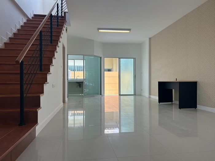 ขายทาวน์เฮาส์ - รีโนเวทใหม่ ขายถูกที่สุดทาวน์โฮม 3 ชั้น 22.5 ตร.ว ม.วิสต้า อเวนิว เพชรเกษม 81 สวยพร้อมอยู่