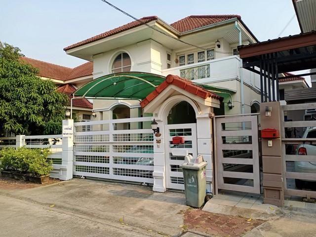 ขายบ้าน - ขายบ้านเดี่ยว 2 ชั้น ใกล้สวนหลวง ร.9 หมู่บ้านบารเมษฐ์ เฉลิมพระเกียรติ ร.9 ซอย 62 เนื้อที่ 60.5 ตรว.4 ห้องนอน 2 ห้องน้ำ