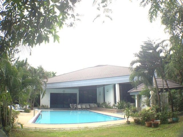 ขายบ้าน - ขายบ้านเดี่ยวชั้นเดียว 556 ตรว. ( 1 ไร่ 1 งาน 56 ตรว.) โครงการนวธานี เสรีไทย59 หลังบ้านติดสนามกอล์ฟ มีสระว่ายน้ำ ใกล้แฟชั่นไอส์แลนด์