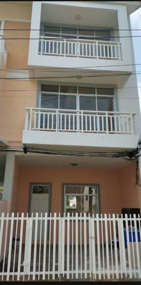 ขายทาวน์เฮาส์ - ขายด่วน ทาวน์โฮมใหม่ ซื้อไว้ไม่เคยเข้าอยู่อาศัย เหมาะสำหรับพักอาศัย หรือทำ office เข้าได้สองทาง รามอินทรา 58 หรือ นวมินทร์ 88