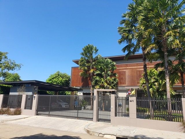 ขายบ้าน - ขายบ้านเดี่ยวหมู่บ้านปัญญาอินทรา บางชัน บ้านสวยทุกมุม พื้นที่ 300.20ตารางวา เนื้อที่ใช้สอยรวม 736ตารางเมตร 3 ห้องนอน 3 ห้องน้ำ