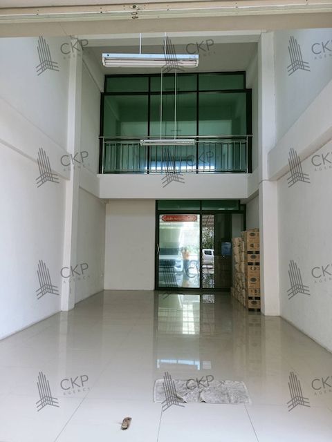 ขายทาวน์เฮาส์ - ขาย ทาวน์เฮาส์ ขนาด 36.4 ตร.วา อาคารเปล่า 3 ชั้นครึ่ง ติดถนน เดินทางสะดวก ใกล้ม.กรุงเทพ