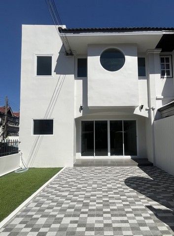 ขายทาวน์เฮาส์ - ขายด่วน!! ทาวน์โฮม 2 ชั้นหลังริม พื้นที่ 27.5 ตรว. หมู่บ้านติดถนนอ่อนนุช หันหน้าทิศใต้ รีโนเวทใหม่สไตล์มินิมอล นอร์ดิก เพดานห้องนอนสูงโปร่ง