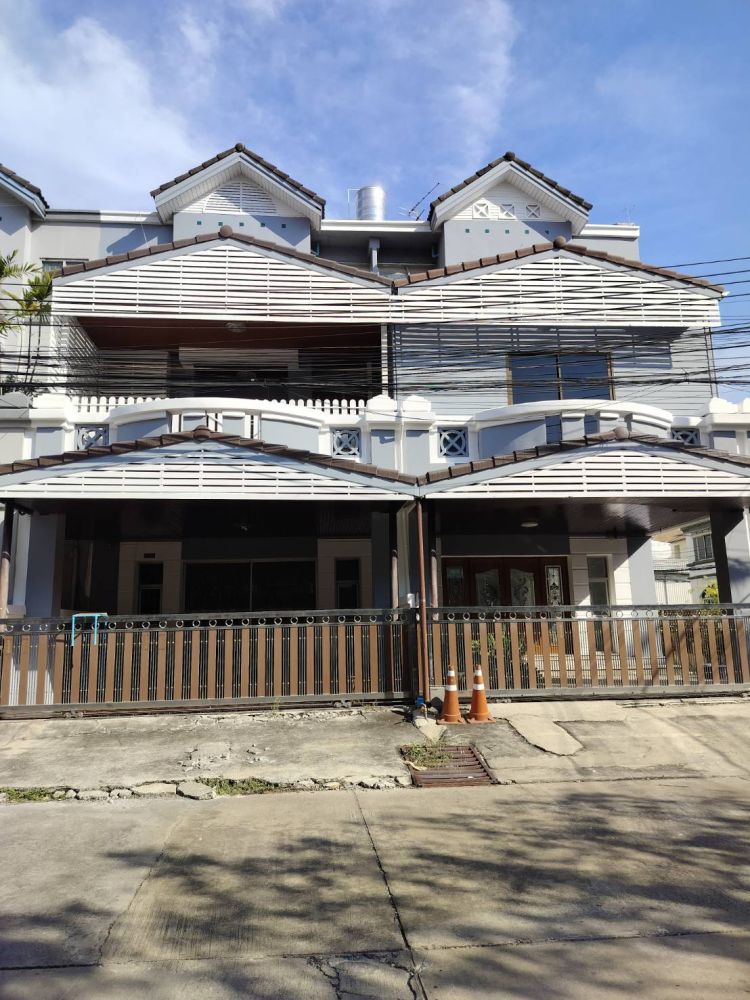 ขายบ้าน - ขายบ้านและสำนักงานขนาดใหญ่ ย่านกรุงเทพกรีฑา ใกล้โรงเรียนนานาชาติเวลลิ่งตันสนามกอล์ฟ Unico Grande