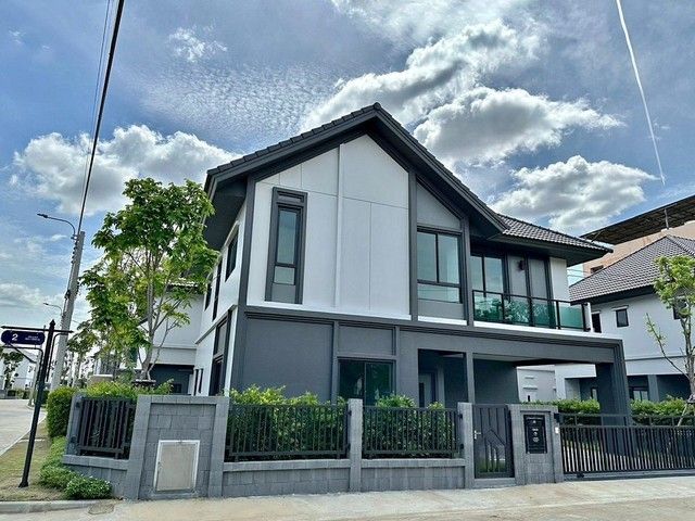 ขายบ้าน - ขายบ้านเดี่ยวใกล้ถนนรัตนาธิเบศร์ รถไฟฟ้าสายสีม่วง สถานีแยกนนทบุรี 1 โครงการ แกรนด์ บริทาเนีย นนทบุรี สเตชั่น บ้านสไตล์อังกฤษ