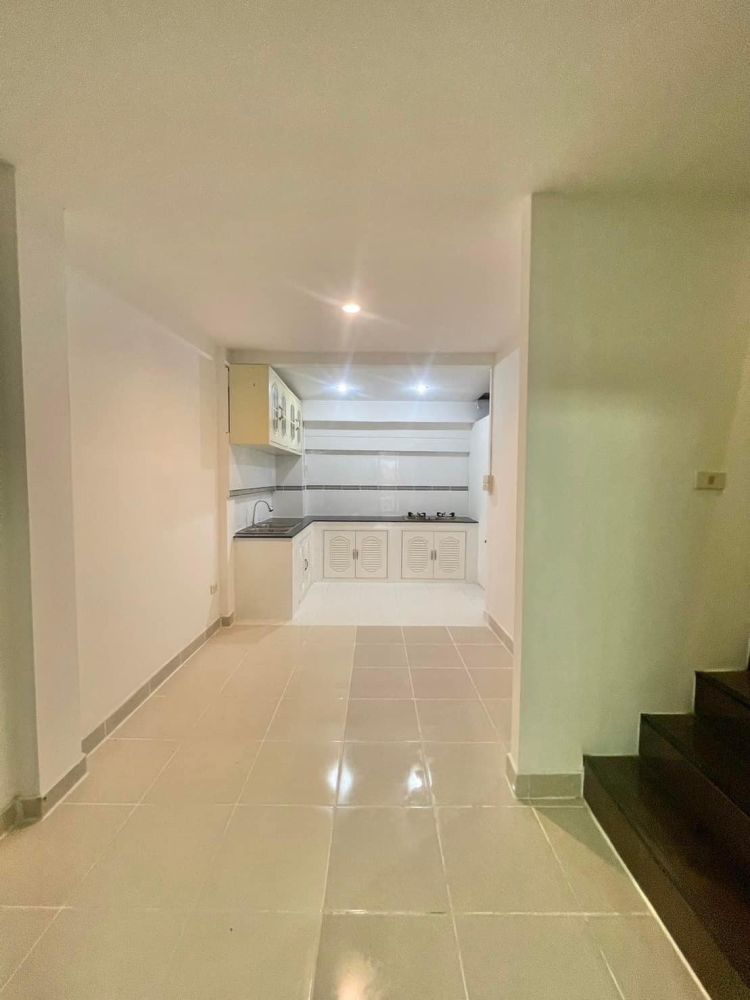 ขายบ้าน - ทาวน์เฮาส์ 2 ชั้น เนื้อที่ 18 ตารางวา รีโนเวทใหม่ พร้อมเฟอร์นิเจอร์