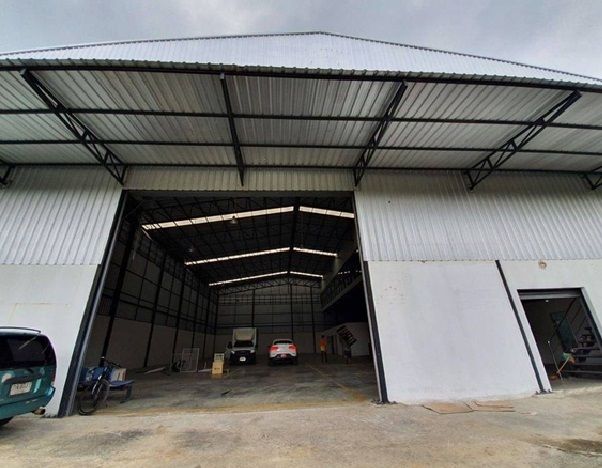 ให้เช่าโรงงาน / โกดัง - ให้เช่าโกดังพร้อมสำนักงาน พื้นที่ 1,300 ตารางเมตร ริมถนนรามอินทรา ทำเลดี ใกล้ทางด่วน รถใหญ่ทุกประเภทเข้าออกได้