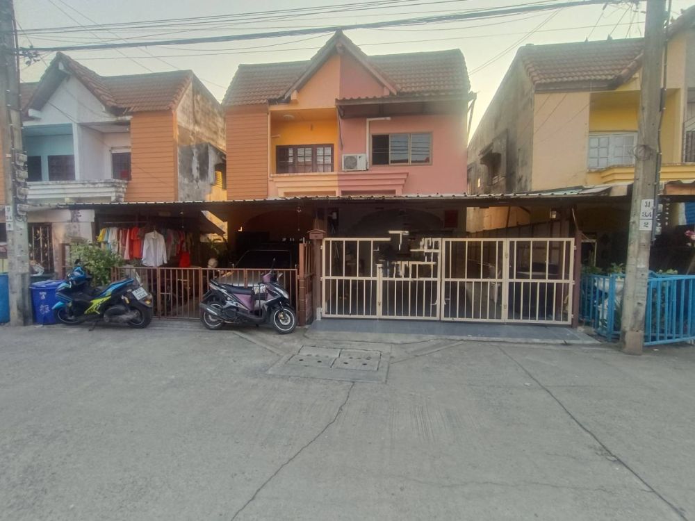 ขายทาวน์เฮาส์ - ขายบ้านแฝด หมู่บ้านฉัตรหลวง ถ.ราษฎร์อุทิศ 54 พื้นที่ 21 ตรว. เข้าออกได้ทาง ถ.ราษฏร์อุทิศ และสุวินทวงศ์