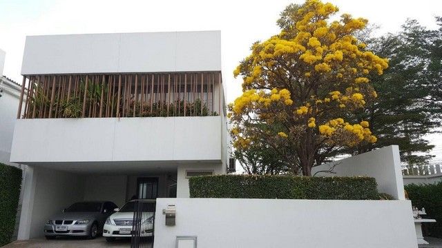 ขายบ้าน - ขายบ้านเดี่ยว หมู่บ้านคอร์ทยาร์ดวิลล่า ถนนกาญจนาภิเษก (เส้นขนานกรุงเทพกรีฑา) ขายพร้อมเฟอร์นิเจอร์ ใกล้สถานีทับช้าง บ้านพร้อมพักอาศัย