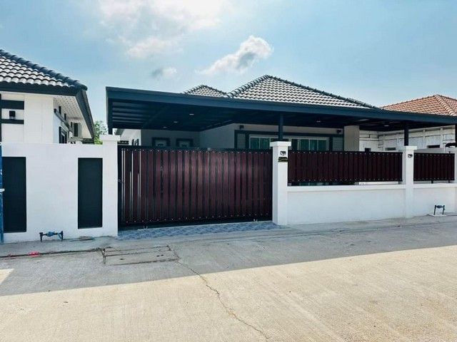 ขายบ้าน - ขายบ้านเดียวชั้นเดียว สร้างใหม่ พร้อมเข้าอยู่ หมู่บ้านรัตนากรวิลเลจ 18 บางละมุง ชลบุรี