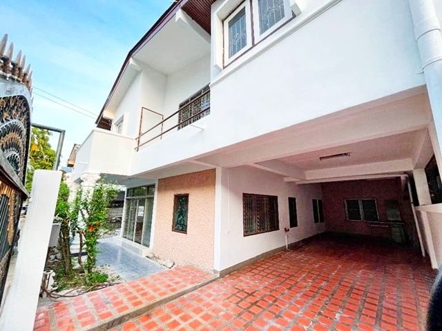 ให้เช่าบ้าน - MRT คลองกลันตัน ตลาดเสรีมาร์เก็ต พัฒนาการ33-41 ให้เช่าบ้านเดี่ยว 2 ชั้น 52ตรว. 170ตรม. พร้อมอยู่ 3นอน 4น้ำ ม.เกษมบัณฑิต 4แอร์ เซนต์มาร์ค