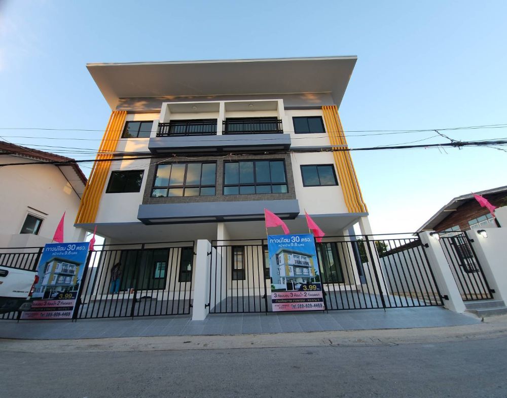 ขายบ้าน - ขายทาวน์โฮมหลังมุม3ชั้น สไตล์โมเดิร์น มินิมอล ทำเลสุดปัง พร้อมอยู่ นนทบุรี
