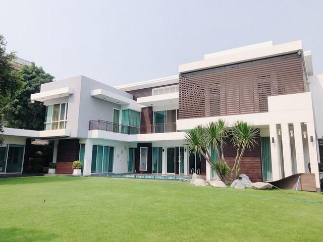 ขายบ้าน - ขายบ้านเดี่ยว 2 ชั้น สไตล์โมเดิร์น ซอยรามอินทรา 117 เนื้อที่ 1 ไร่ 36 ตรว.พร้อมสวนและสระว่ายน้ำส่วนตัว พื้นที่ใช้สอยกว่า 800 ตรม.4 ห้องนอน