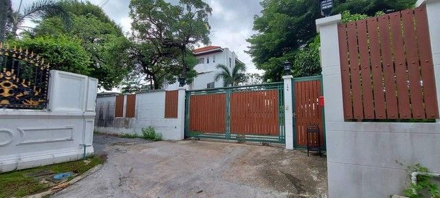 ขายบ้าน - ขายบ้านเดี่ยว 3 ชั้น เนื้อที่ 233 ตรว. พื้นที่ใช้สอย 400 ตร.ม หมู่บ้านเมืองทอง 2/2 พัฒนาการ 61 พื้นที่สีเขียวรอบตัวบ้าน บ้านหันทิศเหนือ