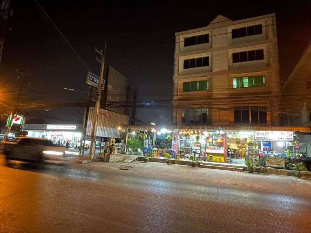 ขายอาคารพาณิชย์ / สำนักงาน - ขายอาคารพาณิชย์ 5 ชั้นมีดาดฟ้า มีพื้นที่ว่างรอบตึกทั้ง4 ด้าน ชั้น2เป็นห้องโถงใหญ่ ชั้น3ถึงชั้น5 แบ่งเป็นที่พักชั้นละ2ห้องมีห้องน้ำส่วนตัวทุกห้อง