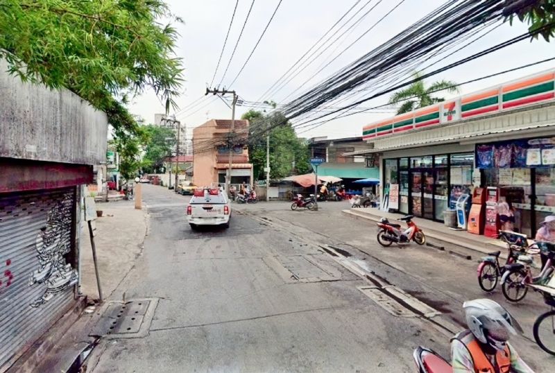 ขายที่ดิน - ขายที่ดิน+สิ่งปลูกสร้าง บ้าน 2 ชั้น ซอยปรีดีพนมยงค์ 42 แขวงคลองตันเหนือ เขตวัฒนา ทิศตะวันตก เนื้อที่ 104 ตารางวา