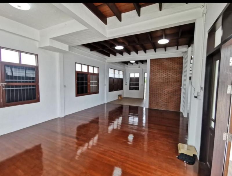 ให้เช่าบ้าน - ให้เช่าบ้านเดี่ยว 2 ชั้นที่ดินขนาด 196วา่ ห่างรถไฟฟ้า BTS แบริ่ง 10 นาที และมีโรงรถ สามารถจอดรถในบ้านได้ทั้งหมด 10 คันถนนแบริ่ง