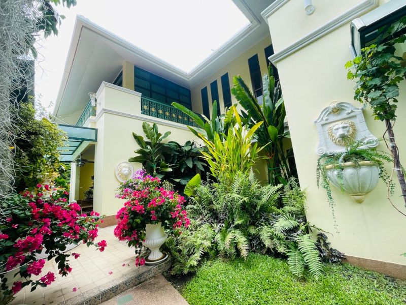 ขายบ้าน - ขายบ้านหรู ในโครงการล้านนาไพนารี่ หางดง เชียงใหม่ บ้านที่เน้นความเป็นส่วนตัว รอบๆตัวบ้านปกคลุมด้วยพันธ์ไม้นานาชนิด ออกแนวรีสอร์ต