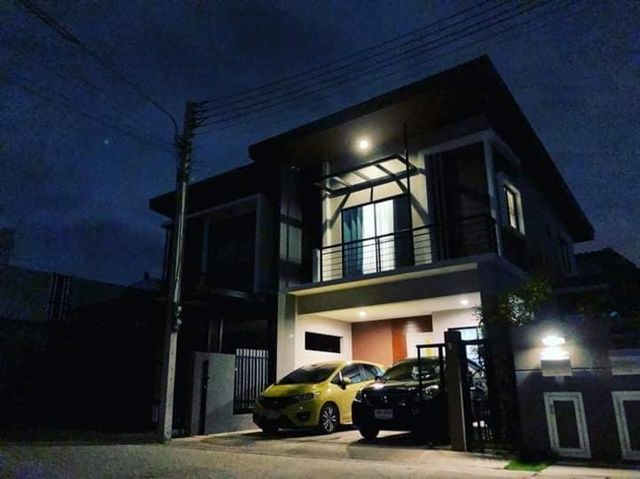 ให้เช่าบ้าน - 7-11 800 ม. EV ชาร์จเจอร์ ให้เช่าบ้าน 2 ชั้น 35ตร.ว. 4แอร์ 3-4 นอน 2น้ำ 140 ตร.ม ฟิวเจอร์ รังสิต 5กม. บุญถาวร รักสัตว์พร้อมอยู่