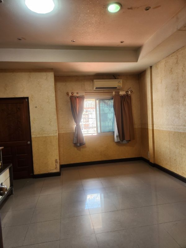 ให้เช่าทาวน์เฮาส์ - ปล่อยเช่าทาวน์เฮ้าส์ 2 ชั้น หมู่บ้านสุริวงศ์ชัย ขนาด 18 ตร.วา ค่าเช่า 5000 บ.ต่อเดือน