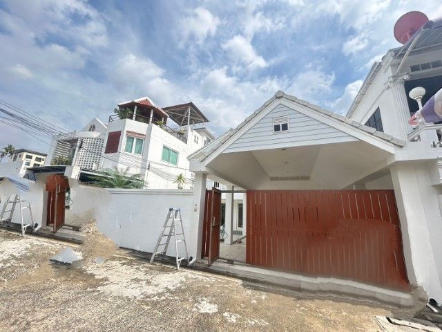 ให้เช่าบ้าน - ให้เช่าบ้านเดี่ยว2ชั้น ถนนพระราม9 แอร์เฟอร์นิเจอร์ครบ มี5ห้องนอน2ห้องน้ำ1ห้องทำงาน ราคาเช่าเดือนละ40,000บาท